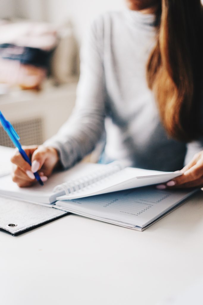 Exemples de missions : Gestion de projets et relation client Tu participeras à la gestion et la coordination des projets. Tu développeras tes compétences en gestion de projets, et seras l'interface entre les clients et l'équipe créative. Ce poste offre de réelles perspectives d'évolution pour ta carrière et développera tes soft skills. Tu apprendras à gérer des projets et à entretenir d'excellentes relations avec les clients. Tu seras formé(e) aux techniques de gestion de projets pour garantir le bon déroulement de ces derniers et la satisfaction des clients. Communication événementielle Tu participeras à la conception et à la promotion d'événements pour les clients de l'agence. Les compétences clés incluent la gestion de projet, la coordination, le graphisme (communication autour de l'événement) et le contrôle du bon déroulement. Ce stage peut être une excellente opportunité d'acquérir de l'expérience en événementiel et développer ton sens de l'organisation. Animation et gestion des réseaux sociaux En tant que community manager junior, tu géreras les réseaux sociaux (Facebook, Twitter, Instagram, LinkedIn, etc.) pour développer la stratégie de communication digitale des clients. Tu créeras, planifieras et publieras du contenu attractif sur les plateformes. Tu pourras aussi participer à l'achat d'espaces publicitaires et analyser les retombées médias. Analyse des performances et veille concurrentielle L'agence de communication doit analyser les performances SEO pour optimiser le référencement naturel des sites qu'elle gère. Tu utiliseras des outils comme Google Analytics, SEMrush ou Ahrefs pour évaluer les performances des mots-clés et faire de la veille concurrentielle.