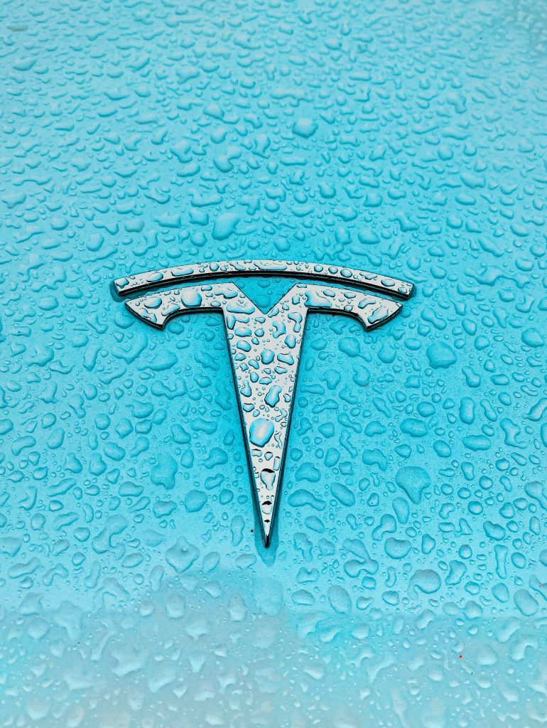 L'étude du positionnement marketing de Tesla offre une autre illustration de la manière dont une stratégie de positionnement efficace peut aider une entreprise à se démarquer. Tesla s'est positionné comme un leader de l'innovation dans le domaine des véhicules électriques, mettant l'accent sur la technologie, la durabilité et la performance.